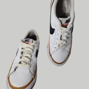 Nike Unisex Kid's Size 4 White and Tan Sneakers